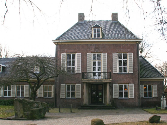 Voormalig gemeentehuis Diever met brandweergarage